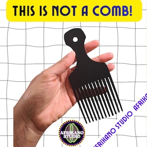 Puede incluir: Peineta negra con mango y púas largas y finas, sostenida en una mano. El texto "THIS IS NOT A COMB!" está en una pancarta amarilla. El logotipo de Afrikano Studio está en la esquina inferior izquierda.
