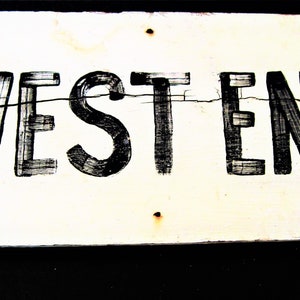 Señal del West End, marcador vintage de la plaza de la ciudad de Texas, blanco y negro, no es una reproducción