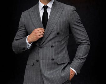 Terno masculino cinza risca de giz, de duas peças, com abotoamento duplo, para padrinhos de casamento.