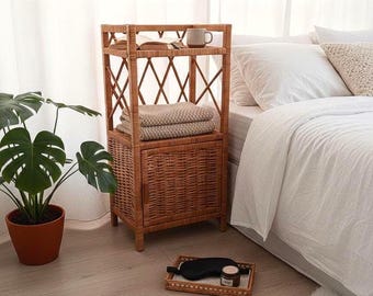 Étagère de rangement artisanale en osier avec porte, meuble en bois et osier, organisateur de salle de bain rustique bohème, étagère de style ferme naturelle
