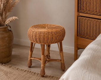 Korbhocker mit Sitzfläche aus Naturweide, runder Flechthocker, rustikaler Fußhocker, Landhausstil-Dekoration