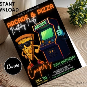 Puede incluir: Tarjeta de invitación negra con el texto "Arcade & Pizza Birthday Party". El diseño presenta una porción de pizza de dibujos animados con gafas de sol y una máquina recreativa. La tarjeta es para un 10 cumpleaños.