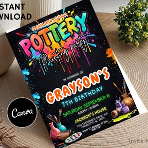 Puede incluir: Una invitación negra para una fiesta de pintura de cerámica, con salpicaduras de pintura coloridas y el texto "Pottery Painting Party". La invitación es para el 7º cumpleaños de Grayson, con detalles del evento y un logotipo de Canva.