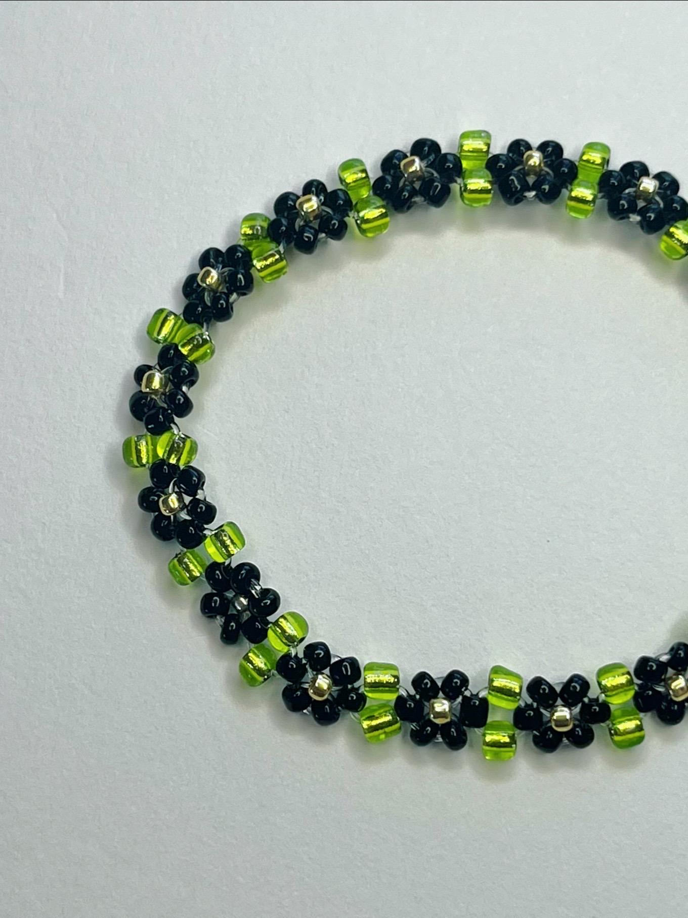 繊細なブラックフラワービーズの伸縮性ブレスレット - Etsy 日本