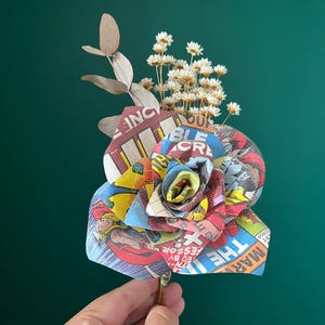 Rosa di carta Marvel Comics con fiori secchi