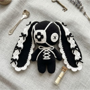 Gotisk kanin virkad plysch amigurumi docka svartvit spets kaninleksak handgjord kuslig söt mjuk garn fylld present gotisk dekor