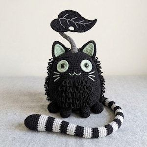 Gatto nero all'uncinetto, peluche amigurumi, gattino spettrale fatto a mano, decorazione per la cameretta con coda a strisce, regalo di Halloween personalizzato da 10 a 30 cm.