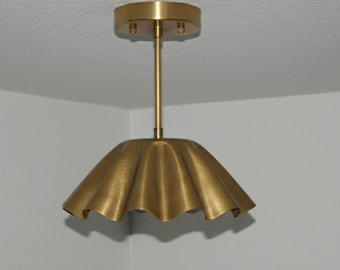 Koperen lamp uit het midden van de eeuw Art-deco-geïnspireerde messing semi-verzonken plafondlamp