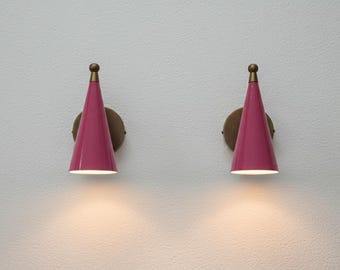 Paar handgemaakte messing wandkandelaar: kleurrijk, minimalistisch interieur