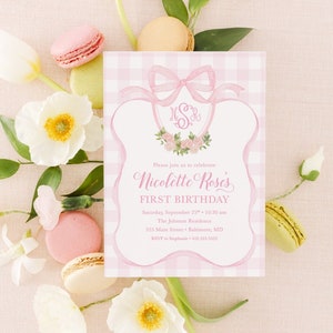 Invitaciones de primer cumpleaños para niña en rosa, monograma rosa preppy, escudo de acuarela, lazo de cuadros vichy para baby shower, imprimible con chispas para niña.