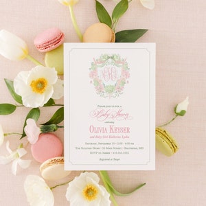 Può includere: Un biglietto bianco con un design floreale rosa e verde e il testo "Si prega di unirsi a noi per un Baby Shower che celebra Olivia Keyser e Baby Girl Katherine Lydia Sabato 10 settembre - 14:00 - 16:00 The Sullivan Home - 55 Main Street - Baltimore, MD RSVP ad Amber - 410.555.5555 Registrato presso Target"