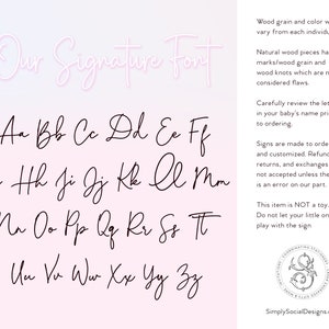 K&ouml;nnte beinhalten: Ein Alphabet-Diagramm mit den Buchstaben A bis Z, die in einer kursiven Schrift geschrieben sind. Die Buchstaben sind in schwarzer Tinte auf wei&szlig;em Hintergrund geschrieben. Der Text "Our Signature Font" ist in einer kursiven Schrift oben auf dem Diagramm geschrieben. Der Text "Wood grain and color will vary from each individual sign." ist in schwarzer Schrift auf wei&szlig;em Hintergrund geschrieben. Der Text "Natural wood pieces have marks/wood grain and wood knots which are not considered flaws." ist in schwarzer Schrift auf wei&szlig;em Hintergrund geschrieben. Der Text "Carefully review the letters in your baby's name prior to ordering." ist in schwarzer Schrift auf wei&szlig;em Hintergrund geschrieben. Der Text "Signs are made to order and customized. Refunds, returns, and exchanges are not accepted unless there is an error on our part." ist in schwarzer Schrift auf wei&szlig;em Hintergrund geschrieben. Der Text "This item is NOT a toy. Do not let your little ones play with the sign" ist in schwarzer Schrift auf wei&szlig;em Hintergrund geschrieben. Der Text "SimplySocialDesigns.com" ist in schwarzer Schrift auf wei&szlig;em Hintergrund geschrieben.