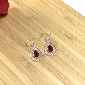 Boucles d'oreilles artisanales en argent sterling 925, inspirées des larmes de rubis. Cadeau idéal pour un 25e anniversaire, une épouse ou une Bar/Bat Mitzvah.