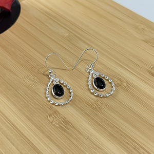 Une très belle paire de boucles d'oreilles en onyx noir faites main en argent sterling 925