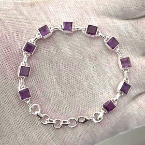 Handgefertigtes Tennisarmband aus Sterlingsilber mit Amethyst, 19 cm (7,5 Zoll), Boho- und Hippie-Stil | Quadratischer Amethyst (6 x 6 mm)