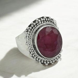 Anillo con rubí natural / hecho a mano en plata de ley 925 / Anillo personalizado con piedra de nacimiento y barra / Boutique Bloom / Regalo único