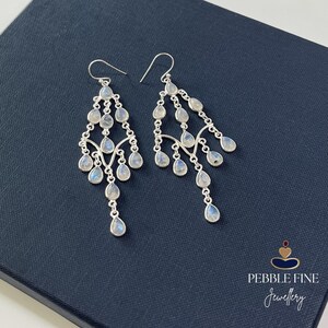 Boucles d'oreilles pendantes en argent sterling 925 et pierre de lune naturelle, faites main. Cadeau idéal pour elle, pour une épouse ou pour un 18e anniversaire.