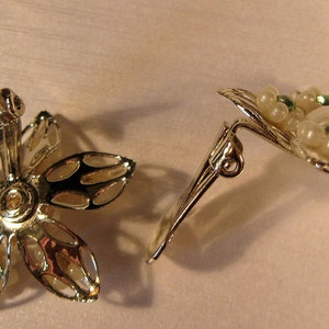 Be Summer.... Vintage Ivory and Green Daisy Clip Earrings image 3