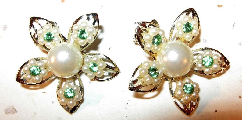 Be Summer.... Vintage Ivory and Green Daisy Clip Earrings image 1
