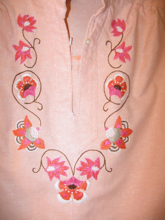 Beautiful Embroidered Vintage 1970s Light Peach T… - image 3