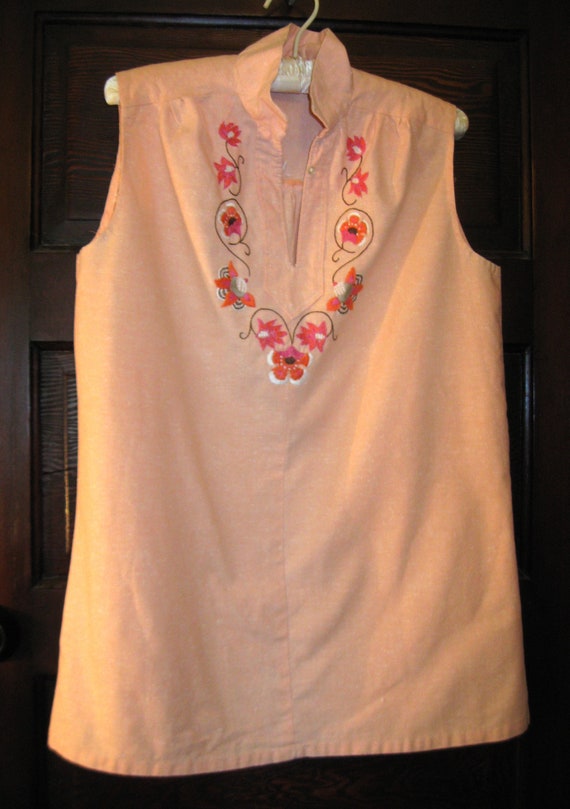 Beautiful Embroidered Vintage 1970s Light Peach T… - image 1