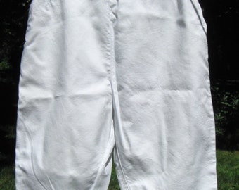 Vintage 1960s Jeanie by Blue Bell White Cotton Pique Side Zip Pedal Pusher Shorts