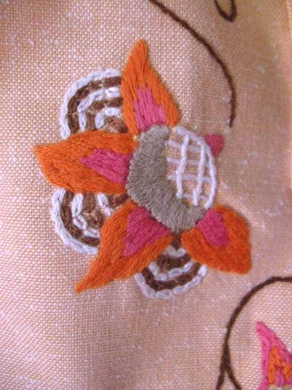 Beautiful Embroidered Vintage 1970s Light Peach T… - image 5