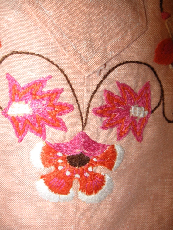 Beautiful Embroidered Vintage 1970s Light Peach T… - image 4