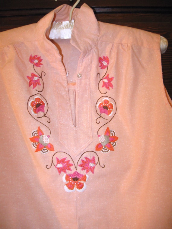 Beautiful Embroidered Vintage 1970s Light Peach T… - image 2
