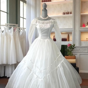 1950s Swiss Dot Tulle Wedding Dress: Elegant Long Sleeve Bridal Gown, Size S
