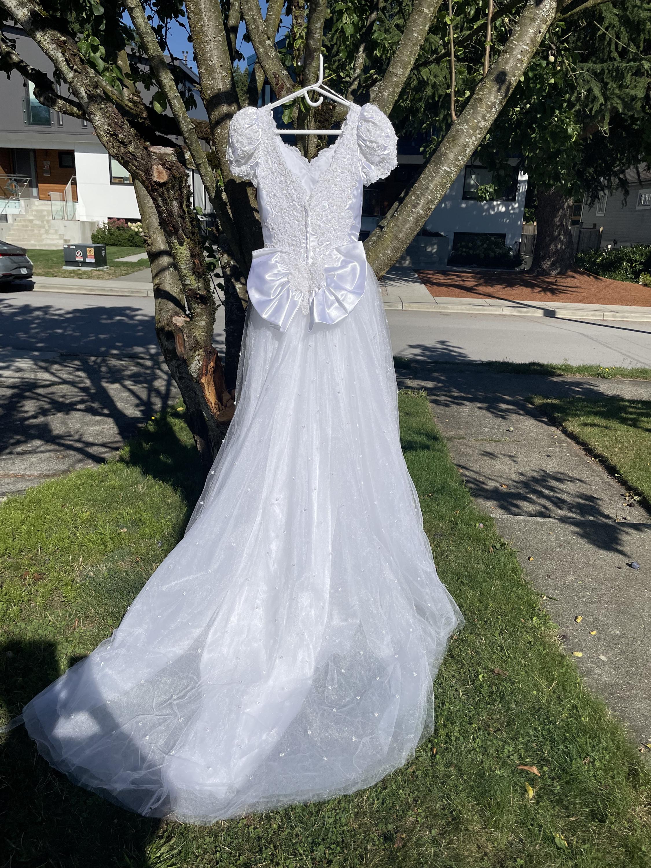 昭和レトロ パフスリーブ ビーズ刺繍トレーン付きヴィンテージウェディングドレス 1980年代ヴィンテージウェディングドレス、パフスリーブ、レースビーズ