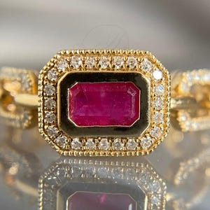 Anello con rubino taglio smeraldo e contorno di diamanti – Anello di fidanzamento in oro stile vintage con rubino, gioiello Art Déco di grande impatto.