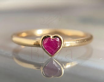 Anillo de oro con rubí en forma de corazón • Anillo de promesa con piedras preciosas delicadas