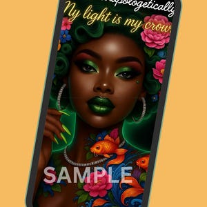 Pu&ograve; includere: Illustrazione digitale di una donna con capelli, trucco e labbra verdi, adornata da fiori e gioielli. L'immagine presenta il testo "shine unapologetically, My light is my crown" e "SAMPLE". La donna ha un tatuaggio di pesci koi e fiori.