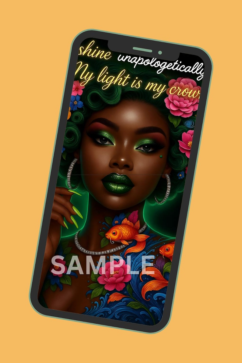 Pu&ograve; includere: Illustrazione digitale di una donna con capelli, trucco e labbra verdi, adornata da fiori e gioielli. L'immagine presenta il testo "shine unapologetically, My light is my crown" e "SAMPLE". La donna ha un tatuaggio di pesci koi e fiori.