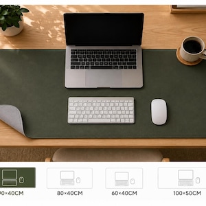 Op de afbeelding: Een grote, rechthoekige, olijfgroene bureauonderlegger met een glad oppervlak en een lichtgrijze onderkant, getoond met een laptop, toetsenbord en muis. De mat is verkrijgbaar in vier maten: 90x40cm, 80x40cm, 60x40cm en 100x50cm, zoals aangegeven.
