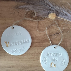 Medallón de arcilla "Gracias profesor/a/atsem" - Regalo de fin de curso - Colgante decorativo personalizado - Hecho a mano