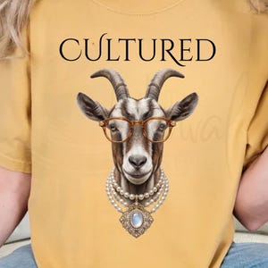 Puede incluir: Camiseta de color amarillo mostaza con la palabra "CULTURED" sobre una cabra con gafas y un collar de perlas. La ilustraci&oacute;n de la cabra es detallada y realista. Un banner rosa en la parte inferior dice "PNG FILE ONLY".