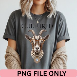Puede incluir: Camiseta gris oscuro con una cabra que lleva gafas y un collar de perlas. La palabra "CULTURED" est&aacute; impresa encima del gr&aacute;fico de la cabra. La parte inferior de la camiseta tiene el texto "PNG FILE ONLY" en un rect&aacute;ngulo rosa.