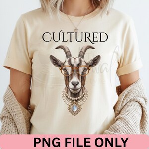 Puede incluir: Camiseta color crema con una cabra con gafas y un collar de perlas, con la palabra "CULTURED" encima. La parte inferior de la camiseta tiene el texto "PNG FILE ONLY" en una pancarta rosa.