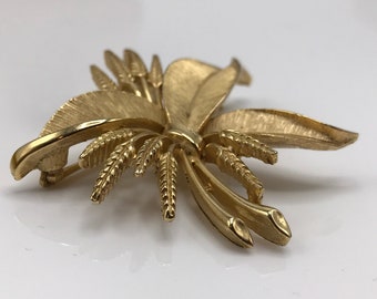 Crown Trifari Wheat Design Pin - Vintage Collectible Costume Jewelry - Classic Style Brooch - Fun Suit Coat Dress Scarf or Hat Embellishment