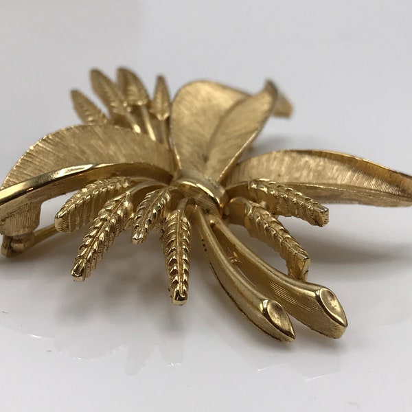 Crown Trifari Wheat Design Pin - Vintage Collectible Costume Jewelry - Classic Style Brooch - Fun Suit Coat Dress Scarf or Hat Embellishment