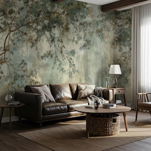 Könnte beinhalten: Ein Wohnzimmer mit einem braunen Ledersofa, einem runden Holztisch und einem Beistelltisch mit einer Lampe. Die Wand zeigt ein Wandbild eines Baumes mit grünen und braunen Blättern. Ein Teppich und Holzboden vervollständigen die Szene.