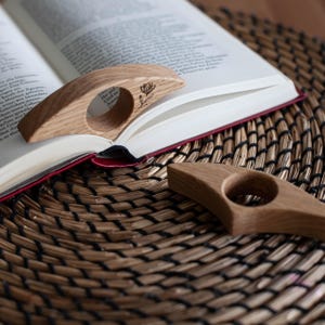 Personalized Wooden Thumb Book Holder – Custom Name & Design – Handmade Oak Page Holder for Reading – Book Lover Gift –Ergonomic Page Turner