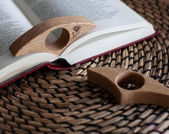 Portalibri in legno personalizzato con pollice – Nome e design personalizzati – Portalibri in rovere fatto a mano per la lettura – Regalo per gli amanti dei libri – Voltapagina ergonomico