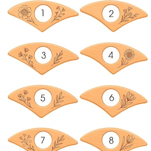 K&ouml;nnte beinhalten: Acht f&auml;cherf&ouml;rmige Buchseitenhalter aus Holz, jeweils mit einer zentralen kreisf&ouml;rmigen &Ouml;ffnung und einem einzigartigen floralen oder botanischen Design. Das Wort "Design" steht oben. Jeder Halter ist von 1 bis 8 nummeriert.