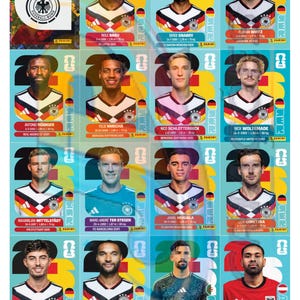 Puede incluir: Una colecci&oacute;n de diecis&eacute;is cromos Panini de la Copa Mundial de la FIFA 2026 con retratos de futbolistas profesionales. Cada tarjeta muestra el nombre, fecha de nacimiento, altura en cm, peso en kg y club del jugador sobre un fondo azul claro.