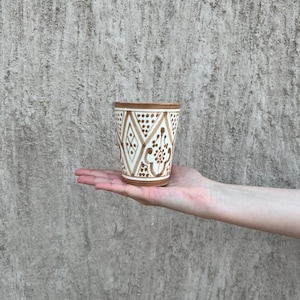 Handgefertigte marokkanische Keramiktasse - traditionell gemusterte Teetasse - Boho-Dekor, individuelle Farbe erhältlich