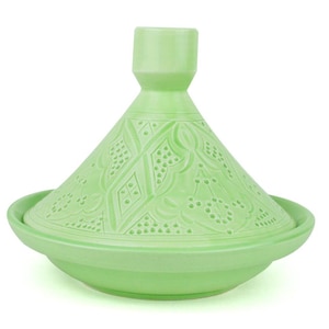 Puede incluir: Una olla de tagine de cer&aacute;mica verde claro con tapa c&oacute;nica y base redonda. La tapa presenta intrincados patrones en relieve. El tagine est&aacute; dise&ntilde;ado para cocinar y servir platos marroqu&iacute;es. La olla es de color verde claro.