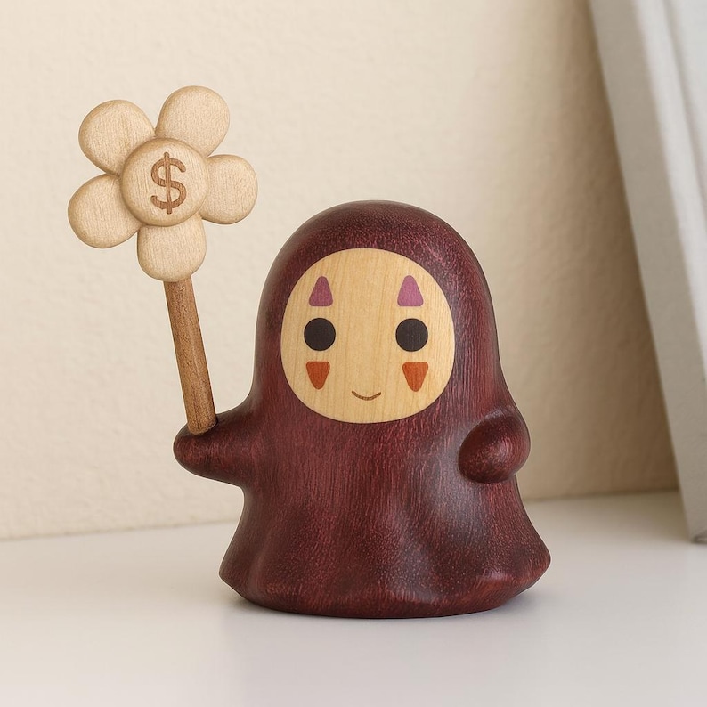 Op de afbeelding: Houten beeldje van een personage met een bordeauxrode body en een licht houten gezicht. Het personage houdt een bloem vast met een dollarteken in het midden. Het beeldje heeft een lachende uitdrukking en is waarschijnlijk een decoratief item.